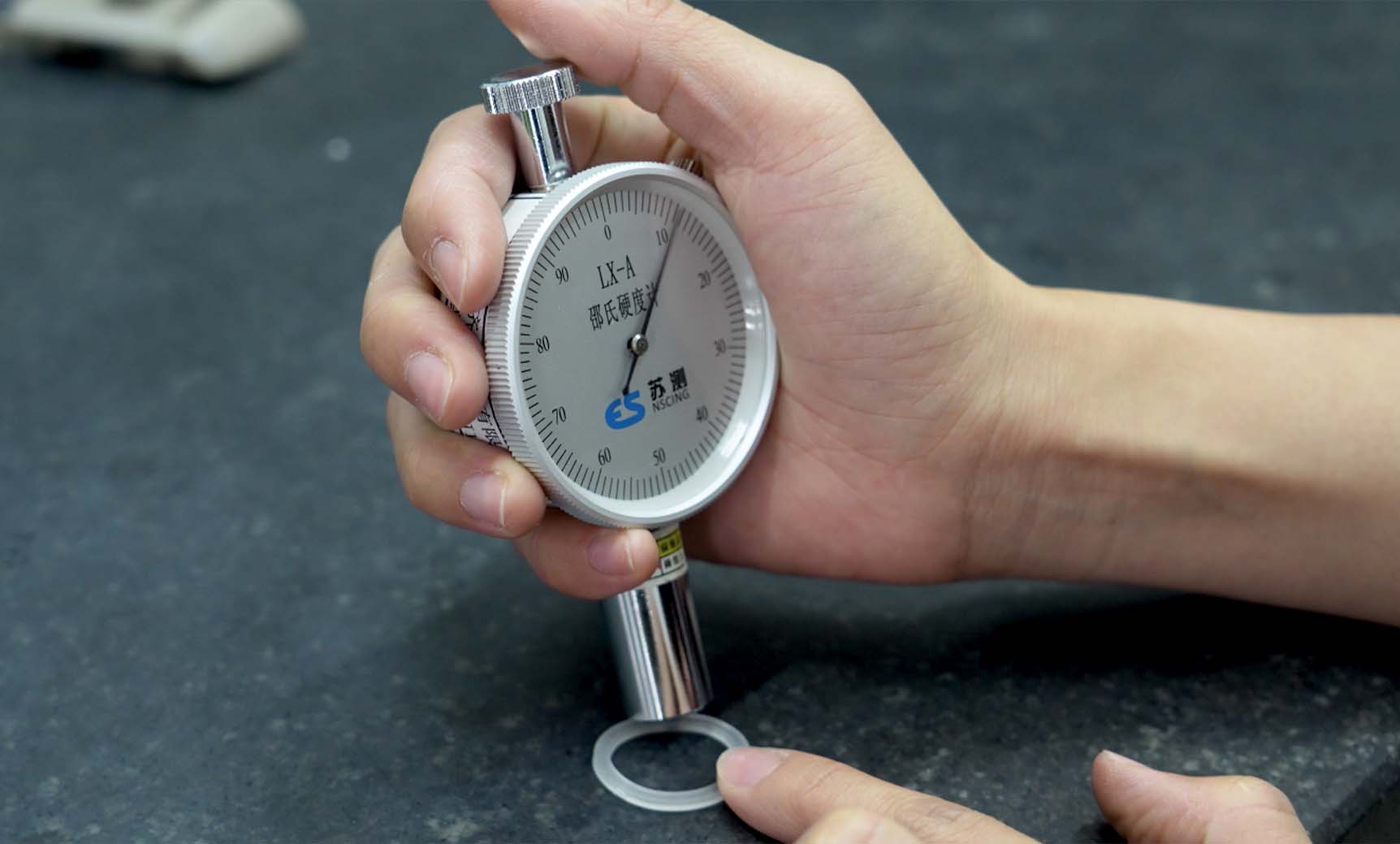 measuring shore hardness using Shore durometer - measuring an o-ring